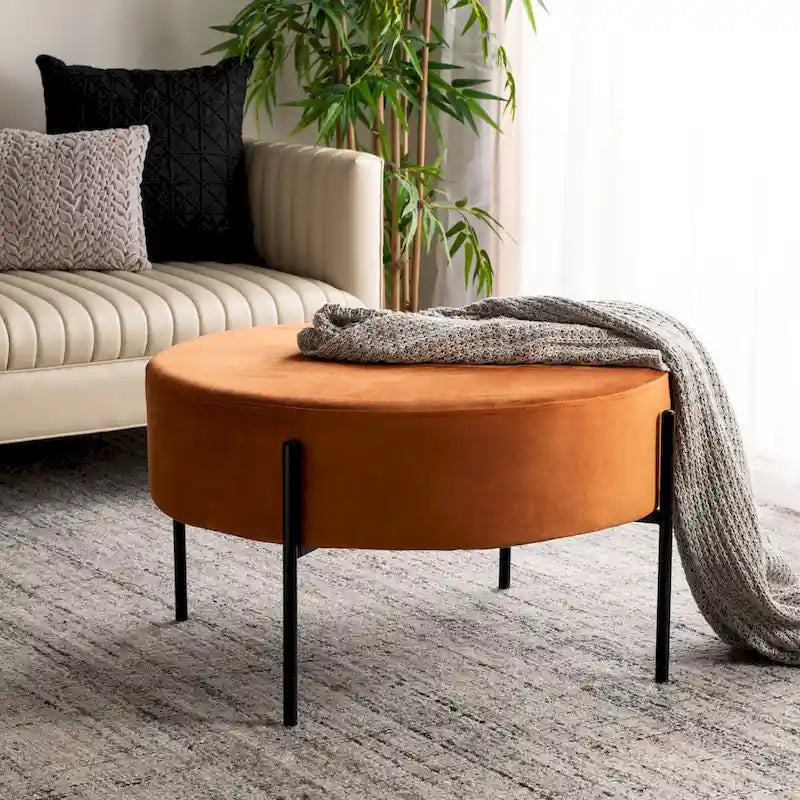 Pouf de cocktail rond en velours avec pieds en métal noir mat