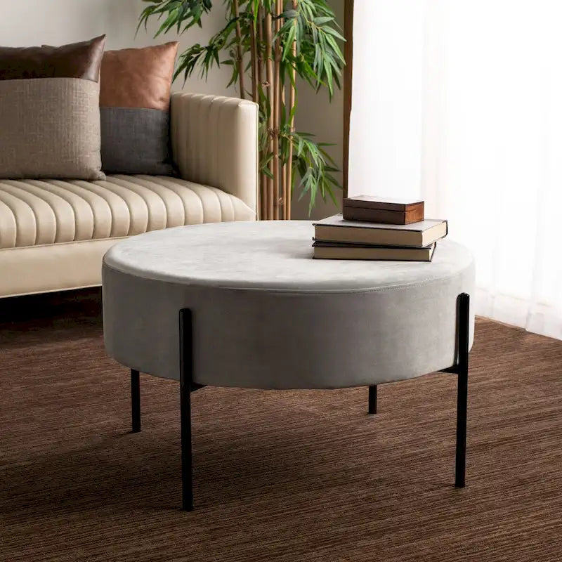 Pouf de cocktail rond en velours avec pieds en métal noir mat