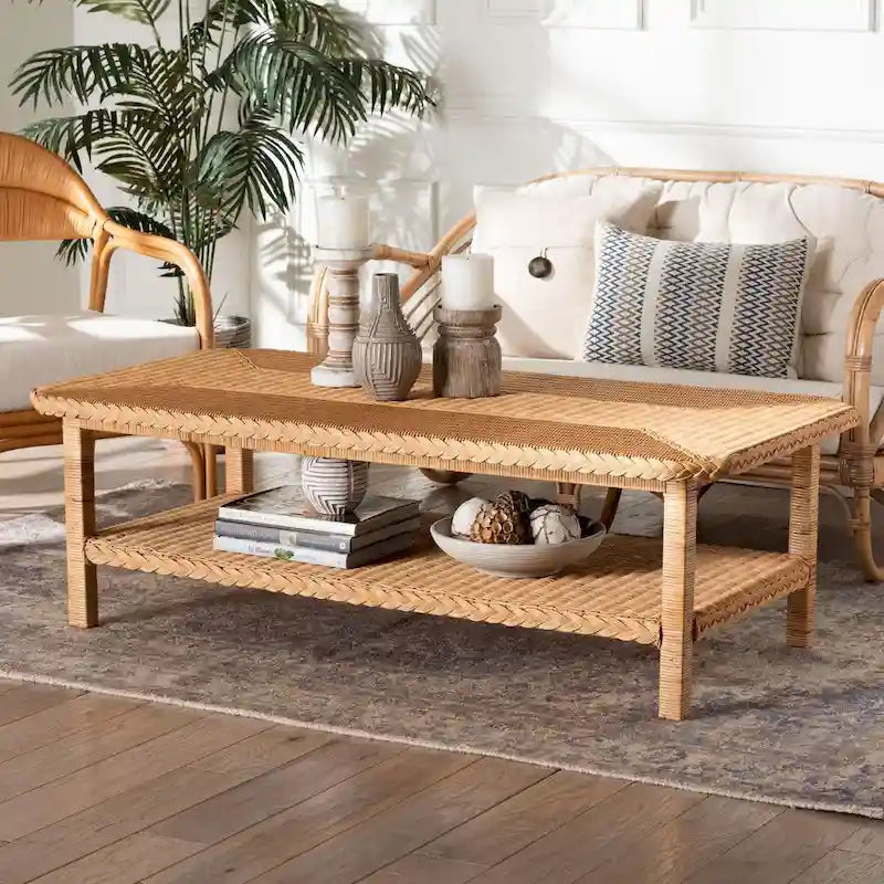 Table basse en rotin tressé miel clair bohème avec étagère ouverte
