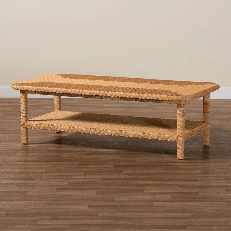 Table basse en rotin tressé miel clair bohème avec étagère ouverte
